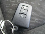 スマートキー装備車です!バックやポケットの中にキーをいれておくだけで、ドアロックやエンジン始動が楽々操作できます♪