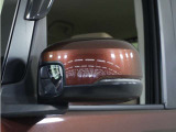 ◆ドアミラーウインカー◆ドアミラーにウインカーを装備しています。対向車に自身の進行方向を合図し安全に運転できます。