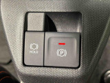 指先だけで簡単に操作が可能な電動パーキングブレーキを採用。「HOLD」スイッチを押すと、渋滞や信号待ちなどでブレーキペダルから足を離しても、ブレーキを保持するので安心です