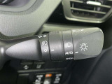 【オートライト】車外の明るさに応じて、自動的にライトの点灯・消灯をしてくれます。