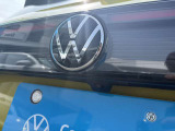リア中央に配置されたVolkswagenエンブレム。T-Crossのすっきりとしたリアデザインもぜひご確認ください。