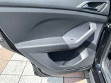 リヤドアのドアトリム。