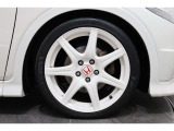 純正のアルミホイールが足元を飾ります!タイヤサイズは225/40R18 になります。
