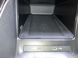 前席のUSBポートでお手持ちのスマホリンクや充電が可能です。ワイヤレスチャージング。置くだけでスマホ充電が可能!!