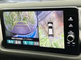 高画質なオーディオ画面で、音楽や動画を楽しめます。運転中も安全に操作できる、使いやすいインターフェースです。