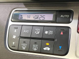 【オートエアコン】一度お好みの温度に設定すれば、車内の温度を検知し風量や温度を自動で調整。暑い&hellip;寒い&hellip;と何度もスイッチ操作をする必要はありません。快適な車内空間には必須の機能ですね♪