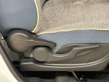 運転手の体格に合わせて運転席の座面の高さ調整ができるシートリフターが付いてます