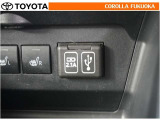ポータブルオーディオなどの機器を接続して、車両のスピーカーで聞くことができます。