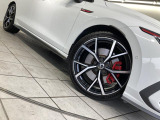 ◆純正アルミ◆『こだわりを持ってモデル別にデザインされています。足元のデザインはクルマの印象を大きく変えますが、グレードのイメージに合うように考えられております。』