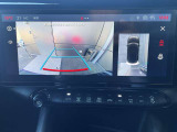 リバースポジションにシフトすると自動的にカメラが作動、ディスプレイに後方の視界が映し出される、安心のバックカメラを装備。