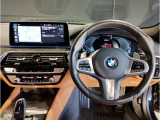 【ハンドル】ドライバーとBMW車の一体感がダイレクトに伝わるステアリングホイール。形状・太さへの拘りに加えて、操作性を高める為にスイッチ類も配置。クイックかつ安定のドライビングを体感下さい!