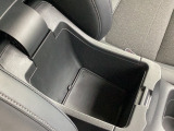 運転席と助手席の間に小物入れも付いてますので便利です!!!