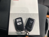 キーを持っているだけでドアハンドル横のボタンを押すとドアの施錠・開錠が行なえます。そのまま車内にキーがあればエンジンを掛けることも出来、とても便利です。