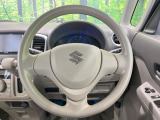 インテリアに合わせたデザインのステアリングは、運転される方のことも考え、運転しやすい形状、大きさです。是非一度、実際に触ってお確かめください。