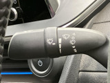 雨天時もクリアな視界を確保するワイパーレバー。操作も簡単で、快適な運転をサポートします。