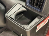 運転席側掘り込み式カップホルダー