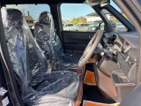 毎日過ごす運転席は要チェック。シートのへたり・擦れ、視界のイメージまで伝わる重要ポイント。
