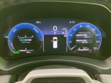 洗練されたデザインのメーターパネルが、運転席をスタイリッシュに演出します。視認性の高い表示で、運転に必要な情報をしっかり確認できます。