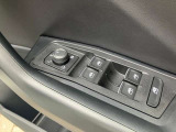 操作される頻度の多い運転席ウインドースイッチ。 汚れや傷みが少なく良好な状態です