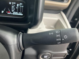 操作しやすいウインカーレバーは、安全な運転をサポートする重要な装備です。スムーズな操作感で、安心して車線変更や右左折を行うことができます。