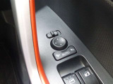 電動格納ドアミラー付き。スイッチ操作でミラーが開閉します。