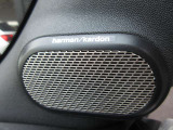 【Harman/kardon製 HiFiラウドスピーカー】スピーカーが高音域、中音域、低音域と別々に用意されており、様々な音楽ジャンルに合う音質を提供します。