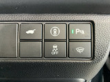 横滑りを抑制し車の姿勢の安定を図るVSA機能、車庫入れや縦列駐車など狭い場所でも安心な障害物センサー搭載。運転席とリアゲート本体に開閉スイッチを装備し、とても便利な電動リアゲート!