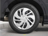 ◆純正ホイール装着車◆シンプルなデザインのホイールキャップ付きです。