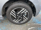 純正アルミホイールのデザインはボディデザインとマッチしており、すっきりした雰囲気は好印象です!