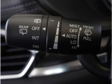 【オートワイパー機能】レバーをAUTOの位置にしているとき、レインセンサーが雨を感知すると、雨量に応じて、ワイパーが自動で作動します。