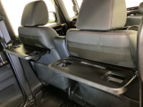 運転席・助手席の背もたれには、2列目シート用にカップホルダー付きの「格納式のシートバックテーブル」を装備しています。休憩時のちょっとした時間などカップを置いたり、小物置きに使えて便利です。