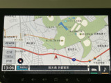 鮮明な地図表示で、視認性の高いナビゲーションが可能です。最新の交通情報も確認でき、スムーズなルート選択をサポートします。
