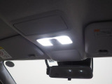 ルームランプはLEDタイプ。夜間の室内を明るく照らします。
