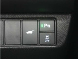 ホンダセンシングが装備されています。アダプティブレーダークルーズやレーンキープアシスト、車線逸脱防止機能なども備えていて、ロングドライブも快適で安全にお楽しみいただけます。