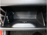 車検証も入る丁度いいサイズのグローブボックスです。他にも普段入れておきたいものを入れておけます。
