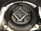 車載工具のジャッキ(車体を持ち上げる工具)とクリップレンチ(タイヤのナットを緩める、絞める工具)です。