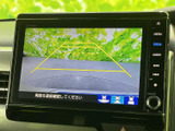 バックカメラ連動で、安全確認をサポートします。駐車や後退時の視界を広げ、安心して運転できます。
