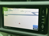 高精細な地図表示で、スムーズなナビゲーションをサポート。目的地まで確実なルートをご案内します。ドライブの安心感を高めますね。