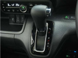 ◆ハンドル・インパネシフト◆シフトノブはインパネに配置されているので、運転席&hArr;助手席の移動が簡単。