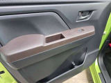 助手席側のドア内側にドリンクを収納することもできます。