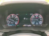 必要な情報をひと目で確認できるメーター。視認性の高いデザインで、運転中の注意散漫を防ぎ、安全運転をサポートします。