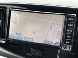 目的地設定や周辺施設検索がスムーズに行える画面。ナビゲーション機能で、安心して快適なドライブをサポートします。