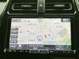 鮮明な地図表示で、安全運転をサポート。現在地情報や周辺施設の情報も確認でき、お出かけの計画も立てやすいです。