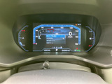 視認性の高いメーター類は、運転に必要な情報を的確にドライバーへ伝えます。安全運転をサポートする機能も充実。
