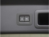 【パワーリアゲート】スイッチを操作することにより、リアゲートが自動で開閉します。自動開閉中のリアゲートを、半開以上の位置で止めることができます。