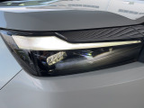 LEDヘッドライトは、本当に明るくて安全です。暗い夜道からお客様を守ってくれます。運転しやすいですし、自慢にもなるかも?黄色いハロゲンライトと見比べてください。