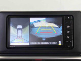 車両の前後左右に搭載した4つのカメラにより、車を真上から見ているような映像を表示。運転席から確認しにくい車両周囲の状況を把握できます。