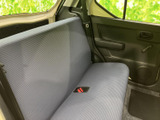 後席もゆったりと座れる空間を確保。長距離移動でもリラックスして過ごせる、快適な室内環境です。同乗者にも配慮されています。