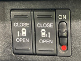 【両側パワースライドドア】スマートキーや運転席のスイッチで後席両側スライドドアの開閉が可能♪電動だから力を入れてドアを開ける必要が無く、小さなお子様でも簡単に開け閉めでき快適です♪