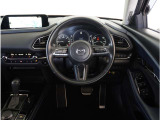 【運転席】最適なドライビングポジションでドライブをお楽しみください。